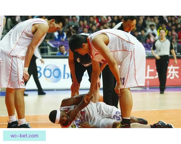 申京疑似腰部受伤多次捂腰返回更衣室比赛情况引关注