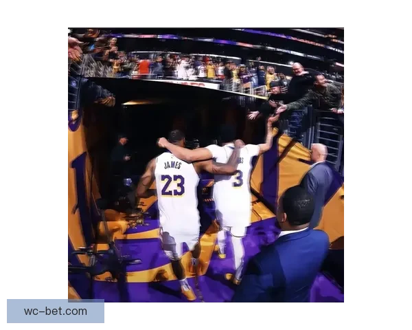 詹姆斯与戴维斯联手复仇雷霆 亚历山大冲击三杀成焦点